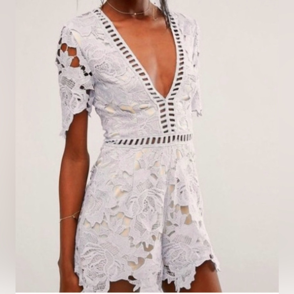 Misguided Short Sleeve Floral White
Lace Plunging V Romper w Ladder Lace Insets